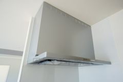 同仕様写真。調理により発生する油煙や臭いを吸い込み、屋外へ排気してくれます。
