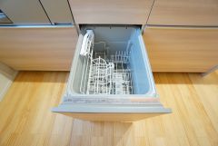 家事の時間が短縮できる食器洗浄乾燥機付。後片付けもラクラクです。 食器を洗う手間が減るので家族とのコミュニケーションの時間や自分の時間が増えますね。