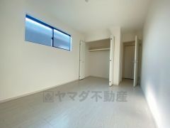 全居室にはたっぷり収納できる大型クローゼットを設置しています。窓には断熱性・保温性にすぐれ、省エネ効果のあるペアガラスを採用。冬には結露を防止します。