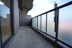 幅広のインナーバルコニーは洗濯物を守りやすく、眩しすぎる日差しも和らげます。 テーブルとイスを置いてカフェタイムや日光浴、星を眺めたりも良いですね^^
