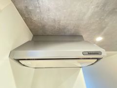 調理により発生する油煙や臭いを吸い込み、屋外へ排気してくれます。