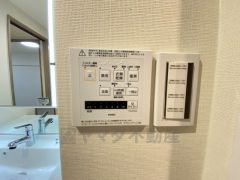 雨の日の洗濯も安心できる浴室暖房乾燥機付き浴室。リモコンで操作もボタン1つで簡単。 浴室暖房乾燥機には、暖房、乾燥、涼風、換気の4つの機能が付いています。タイマー付きです。