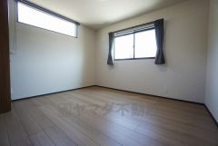 2面採光を確保した明るい室内は、風通しも良く、大変居心地の良い空間となっております。爽やかな風を感じて起きる朝は、快適生活の始まりに。