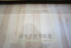 キッチンにある床下収納は、居住スペースを減らさずに買い置きの調味料や非常食などを保管することができます。