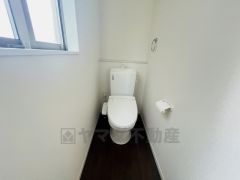 温水洗浄機付トイレです。節水機能もあるので、安心して使えますね。もちろん、1階2階の2ヶ所にトイレがあるので、忙しい朝にもゆとりができますね。