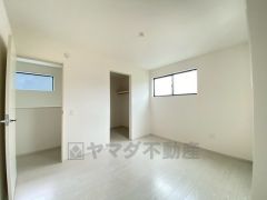 暖かい日差しが差し込む洋室。たっぷり収納できるクローゼット付きでお部屋の中をすっきりと快適に保てます。