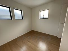 2面採光を確保した明るい室内は、風通しも良く、大変居心地の良い空間となっております。爽やかな風を感じて起きる朝は、快適生活の始まりに。