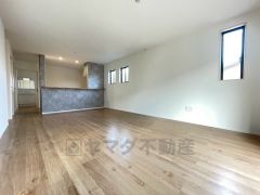 大きな窓のあるリビングは、陽光あふれる明るい空間です。居心地良く、ご家族皆がゆったり寛げる憩いの空間となりそうです。