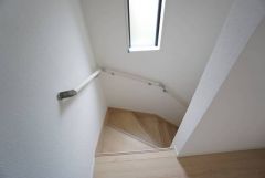 ご年配の方でも安心できる、手すり付き階段です＾＾段差も低めで設定されてますので安全性にも優れてますね＾＾