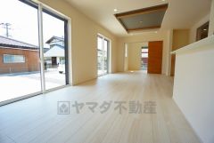 大きな窓のあるリビングは、陽光あふれる明るい空間です。居心地良く、ご家族皆がゆったり寛げる憩いの空間となりそうです。