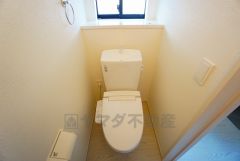 温水洗浄機付トイレです。節水機能もあるので、安心して使えますね。もちろん、1階2階の2ヶ所にトイレがあるので、忙しい朝にもゆとりができますね。