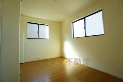 2面採光を確保した明るい室内は、風通しも良く、大変居心地の良い空間となっております。爽やかな風を感じて起きる朝は、快適生活の始まりに。