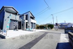 前面道路は公道南西側約4.9～7.6ｍ。 幅広くお車の離合もスムーズです＾＾ 大型車の通行ほとんどがなく、騒音や振動が少ないので静かで快適な生活を送れます。