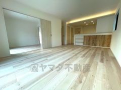  家族が集まる開放的なリビング。約17.2帖の大空間で毎日のお食事が楽しみです＾＾思い思いの時間を過ごしたり、家族みんなで食事をしたり、素敵な団らんの場になりますね。