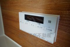 同仕様写真。湯量・湯温の設定、そして保温までワンタッチのフルオートバス。便利な追い炊き機能付きです。