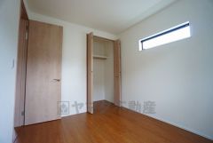 木目調のシンプルデザインで落ち着きと安らぎの空間に仕上げています。各部屋に収納が完備されているので、お荷物が多くなっても安心の設計です。