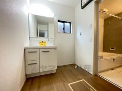 三面鏡つき洗面台。収納も一体型になっているので、ドライヤーやヘアアイロンの置き場に困りませんね。