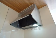 調理により発生する油煙や臭いを吸い込み、屋外へ排気してくれます。