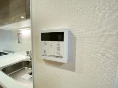 給湯器リモコンはキッチン横からボタンひとつで操作が楽々。通話ボタン付きでお子様とも会話ができて安心です。