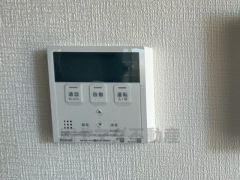 キッチン横からお湯張り、追い炊き、足し湯がボタン一つで楽々操作できる給湯機リモコンです＾＾忙しい夕飯の準備の時間帯に重宝しますね。
