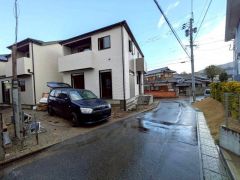 前面道路は公道東側約4ｍ。