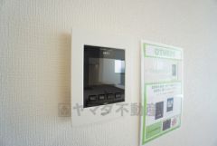 防犯性もばっちり、TVモニター付きインターフォン完備。大きなモニターで玄関先を確認できます。録画機能が付いているので不在時の訪問者も確認できて安心です^^