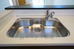 色も形もキレイなシンクは、広さも確保しているので、大きめの鍋も簡単に洗えます。