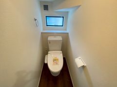 温水洗浄機付トイレです。節水機能もあるので、安心して使えますね。もちろん、1階2階の2ヶ所にトイレがあるので、忙しい朝にもゆとりができますね。