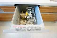 同仕様写真。家事の時間が短縮できる食器洗浄乾燥機付。後片付けもラクラクです。 食器を洗う手間が減るので家族とのコミュニケーションの時間や自分の時間が増えますね。
