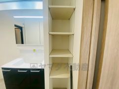便利な洗面室収納。散らかりがちなバスタオルや清掃用品、化粧品や予備のシャンプー等もきれいに整頓できますね。