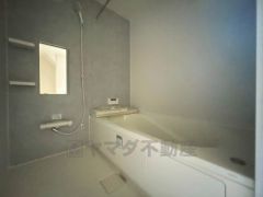 1日の疲れを癒すくつろぎのバスルーム。足を伸ばしてもゆったりと入れるサイズです。お子様と一緒にお風呂に入っても狭くないですね^^