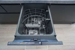 ビルトインタイプで、キッチンと同じカラーにすることにより一体感を持たせることができます。乾燥機能が備わっているため家事の時間が短縮できます。