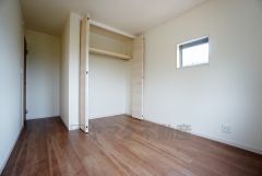 同仕様写真。木目調のシンプルデザインで落ち着きと安らぎの空間に仕上げています。各部屋に収納が完備されているので、お荷物が多くなっても安心の設計です。