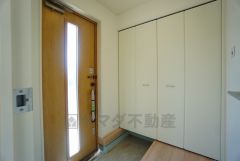 たっぷり収納できるシューズボックスです。家族全員の靴がきれいに整頓できます。棚の上にお花や写真を飾っても良いですね。