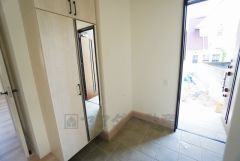 たっぷり収納できるシューズボックスです。家族全員の靴がきれいに整頓できます。棚の上にお花や写真を飾っても良いですね。