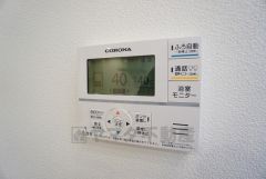 給湯器リモコンはキッチン横からボタンひとつで操作が楽々。通話ボタン付きでお子様とも会話ができて安心です。