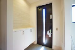 たっぷり収納できるシューズボックスです。家族全員の靴がきれいに整頓できます。棚の上にお花や写真を飾っても良いですね。