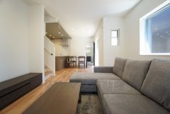 大きな窓のあるリビングは、陽光あふれる明るい空間です。居心地良く、ご家族皆がゆったり寛げる憩いの空間となりそうです。