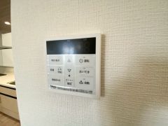 給湯器リモコンはキッチン横からボタンひとつで操作が楽々。通話ボタン付きでお子様とも会話ができて安心です。