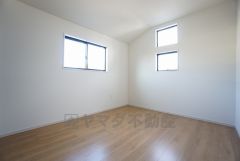 同仕様写真。2面採光を確保した明るい室内は、風通しも良く、大変居心地の良い空間となっております。爽やかな風を感じて起きる朝は、快適生活の始まりに。