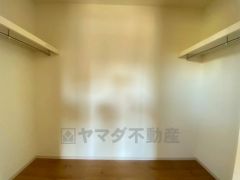 ハンガーパイプ付で散らかりがちな洋服類もきれいに整理できます。使用頻度が少ないものは枕棚の上に、足元には3段ボックスを置いて、フル活用できるクローゼットです＾＾