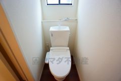ウォシュレット付トイレです。節水機能もあるので、安心して使えますね。もちろん、1階2階の2ヶ所にトイレがあるので、忙しい朝にもゆとりができますね。