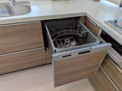 家事の時間が短縮できる食器洗浄乾燥機付。後片付けもラクラクです。 食器を洗う手間が減るので家族とのコミュニケーションの時間や自分の時間が増えますね。