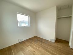 木目調のシンプルデザインで落ち着きと安らぎの空間に仕上げています。各部屋に収納が完備されているので、お荷物が多くなっても安心の設計です。