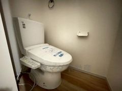 温水洗浄機付トイレです。節水機能もあるので、安心して使えますね。もちろん、1階2階の2ヶ所にトイレがあるので、忙しい朝にもゆとりができますね。