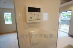 キッチン横からお湯張り、追い炊き、足し湯がボタン一つで楽々操作できる給湯機リモコンです＾＾忙しい夕飯の準備の時間帯に重宝しますね。