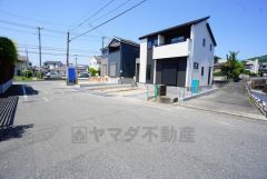 前面道路は6ｍ～と駐車がスムーズにできます＾＾ 水城ＩＣまで車で約5分と通勤やお出かけに便利。（1.6ｋｍ）