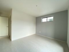 デザインクロスが2階洋室の雰囲気を上品に仕上げています。いつもと違う雰囲気のお部屋をお楽しみください。