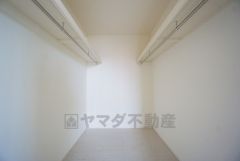 収納力豊富なウォークインクローゼット付き。洋服や小物などを1箇所にまとめて美しい収納を実現します。