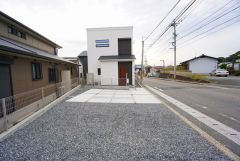 カースペースは停めやすい並列駐車3台付き。